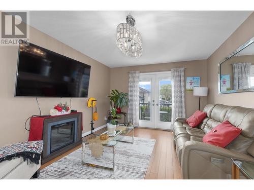 180 Mccurdy Road Unit# 1, Kelowna, BC - Indoor Photo Showing Living Room With Fireplace