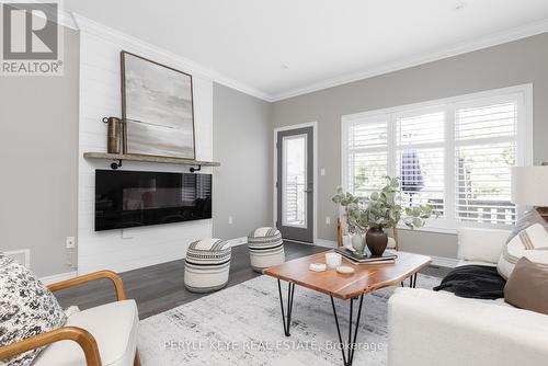 19 Serenity Place Crescent, Huntsville, ON - Indoor Photo Showing Living Room