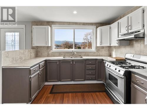 525 Leathead Road, Kelowna, BC - Indoor Photo Showing Kitchen With Double Sink