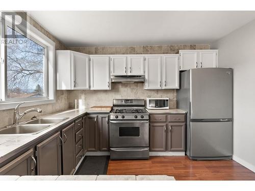 525 Leathead Road, Kelowna, BC - Indoor Photo Showing Kitchen With Double Sink