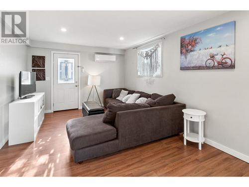 525 Leathead Road, Kelowna, BC - Indoor Photo Showing Living Room