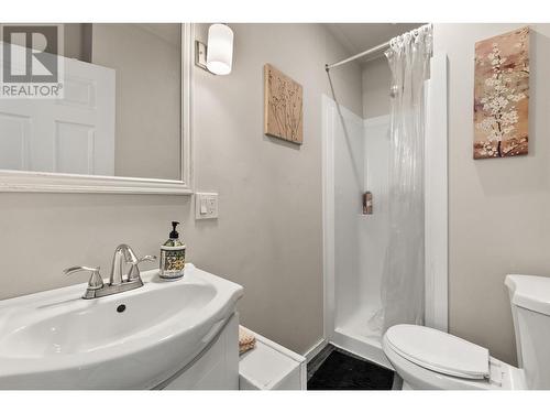 525 Leathead Road, Kelowna, BC - Indoor Photo Showing Bathroom