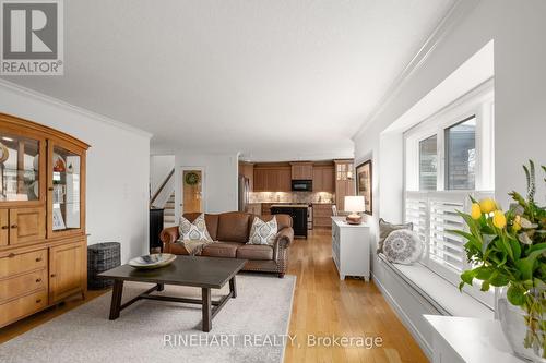 1697 Healy Road, London, ON - Indoor Photo Showing Living Room