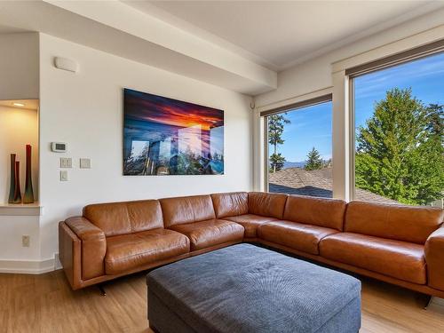 253 Dormie Place, Vernon, BC - Indoor Photo Showing Living Room