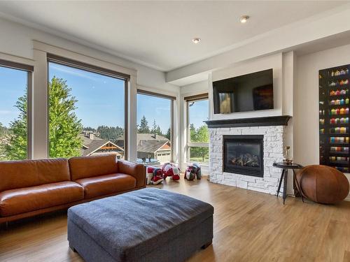 253 Dormie Place, Vernon, BC - Indoor Photo Showing Living Room With Fireplace