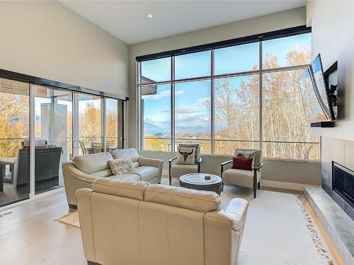 450 Windhover Court, Kelowna, BC - Indoor Photo Showing Living Room With Fireplace