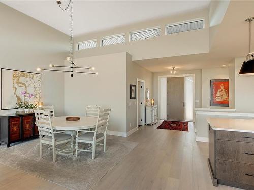 450 Windhover Court, Kelowna, BC - Indoor Photo Showing Dining Room