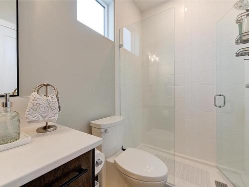 450 Windhover Court, Kelowna, BC - Indoor Photo Showing Bathroom
