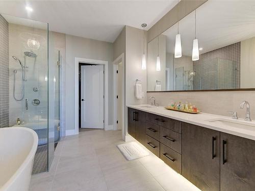 450 Windhover Court, Kelowna, BC - Indoor Photo Showing Bathroom