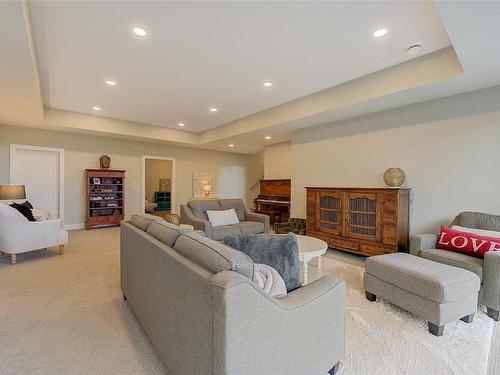 450 Windhover Court, Kelowna, BC - Indoor Photo Showing Living Room