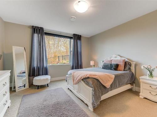 450 Windhover Court, Kelowna, BC - Indoor Photo Showing Bedroom