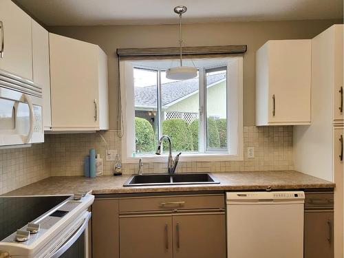 56-2180 Fletcher Avenue, Armstrong, BC - Indoor Photo Showing Kitchen With Double Sink