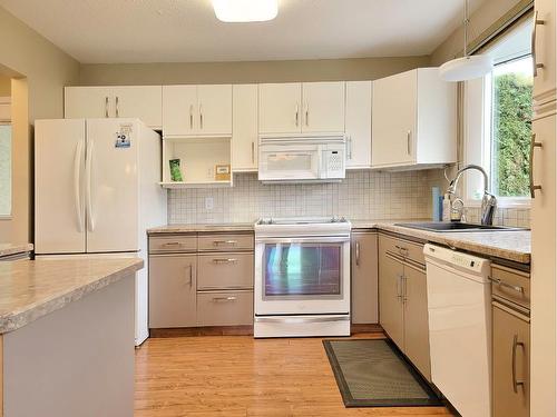 56-2180 Fletcher Avenue, Armstrong, BC - Indoor Photo Showing Kitchen