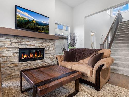 1474 Summer Crescent, Kelowna, BC - Indoor Photo Showing Living Room With Fireplace
