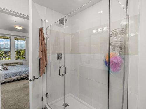 211-1800 Richter Street, Kelowna, BC - Indoor Photo Showing Bathroom