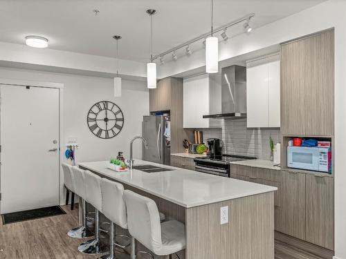 211-1800 Richter Street, Kelowna, BC - Indoor Photo Showing Kitchen With Double Sink With Upgraded Kitchen