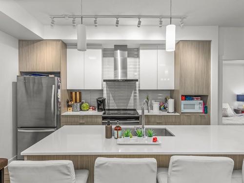 211-1800 Richter Street, Kelowna, BC - Indoor Photo Showing Kitchen With Upgraded Kitchen