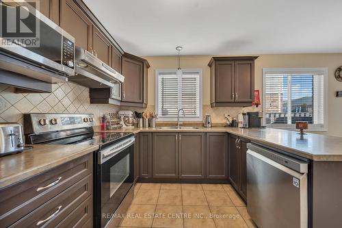 1742 Ennismore Cres, London, ON - Indoor Photo Showing Kitchen With Double Sink