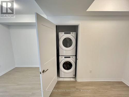 915 - 50 Dunfield Avenue, Toronto, ON - Indoor Photo Showing Laundry Room