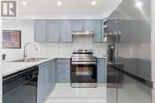 15 Kintyre Street, Brampton, ON - Indoor Photo Showing Kitchen With Double Sink With Upgraded Kitchen