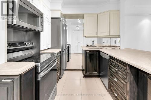 409 - 1 Balmoral Avenue, Toronto, ON - Indoor Photo Showing Kitchen