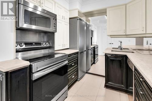 409 - 1 Balmoral Avenue, Toronto, ON - Indoor Photo Showing Kitchen