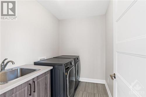 524 Lucent Street, Russell, ON - Indoor Photo Showing Laundry Room