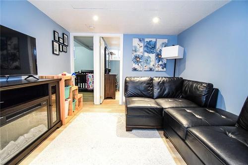617 Marshagan Road, Dunnville, ON - Indoor Photo Showing Living Room