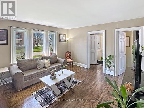 98 Karl Street, Belleville, ON - Indoor Photo Showing Living Room