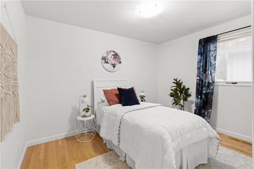 537 Charleswood Road, Winnipeg, MB - Indoor Photo Showing Bedroom