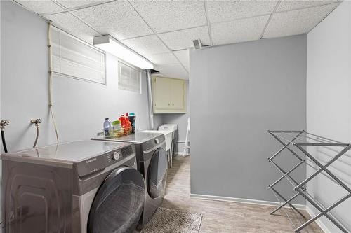 537 Charleswood Road, Winnipeg, MB - Indoor Photo Showing Laundry Room