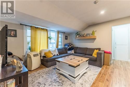672-680 Mackay Street, Pembroke, ON - Indoor Photo Showing Living Room