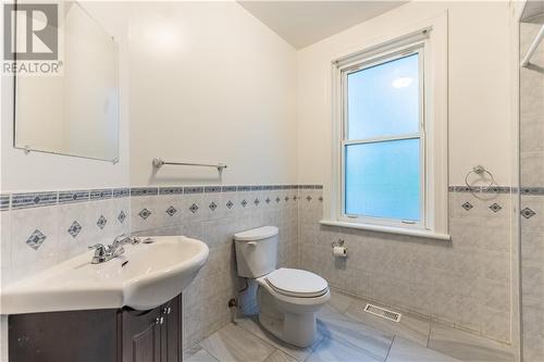 672-680 Mackay Street, Pembroke, ON - Indoor Photo Showing Bathroom
