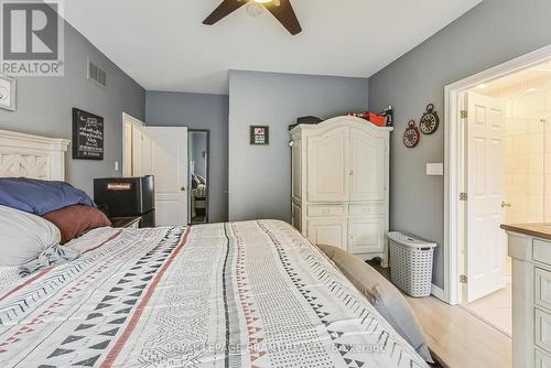 15 Cardigan Place, Hamilton, ON - Indoor Photo Showing Bedroom