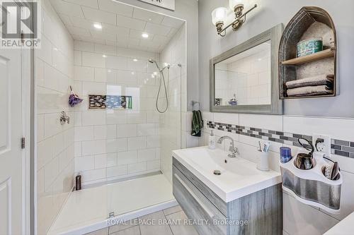 15 Cardigan Place, Hamilton, ON - Indoor Photo Showing Bathroom