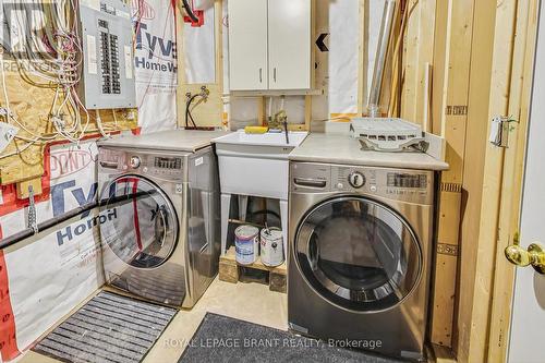 15 Cardigan Place, Hamilton, ON - Indoor Photo Showing Laundry Room