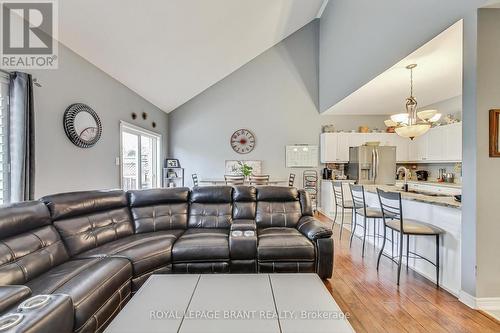 15 Cardigan Place, Hamilton, ON - Indoor Photo Showing Living Room