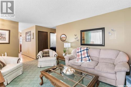 810 3Rd Street E, Watrous, SK - Indoor Photo Showing Living Room