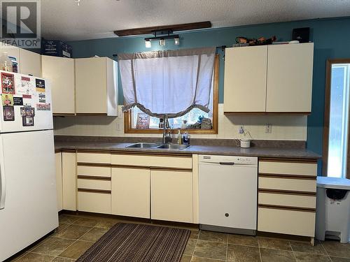 2874 Minotti Drive, Prince George, BC - Indoor Photo Showing Kitchen With Double Sink