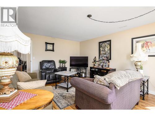 7215 Mountridge Road, Vernon, BC - Indoor Photo Showing Living Room