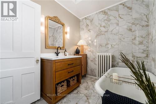40 South Main Street, Thorold, ON - Indoor Photo Showing Bathroom