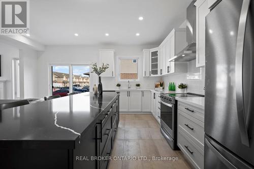 121 Cittadella Boulevard, Hamilton, ON - Indoor Photo Showing Kitchen With Upgraded Kitchen