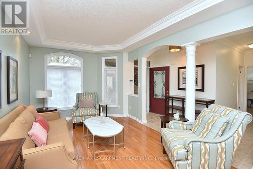 211 Valridge Drive, Hamilton, ON - Indoor Photo Showing Living Room