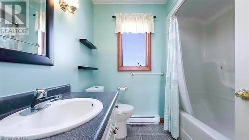 222 2Nd Avenue, Hanover, ON - Indoor Photo Showing Bathroom
