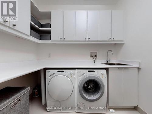 5004 - 180 University Avenue, Toronto, ON - Indoor Photo Showing Laundry Room