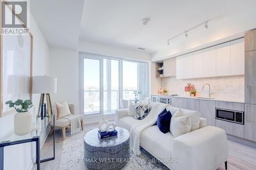 1507 - 2020 Bathurst Street, Toronto, ON - Indoor Photo Showing Living Room