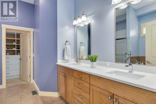 570 Gowen Place, Kelowna, BC - Indoor Photo Showing Bathroom
