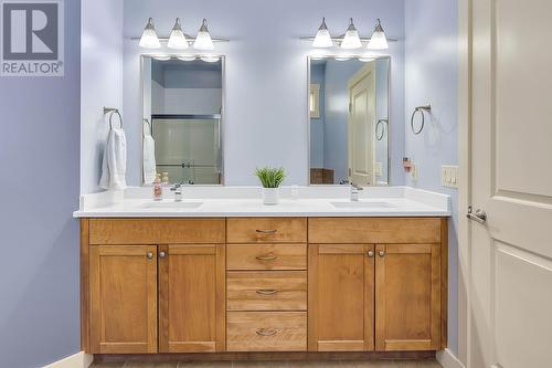 570 Gowen Place, Kelowna, BC - Indoor Photo Showing Bathroom