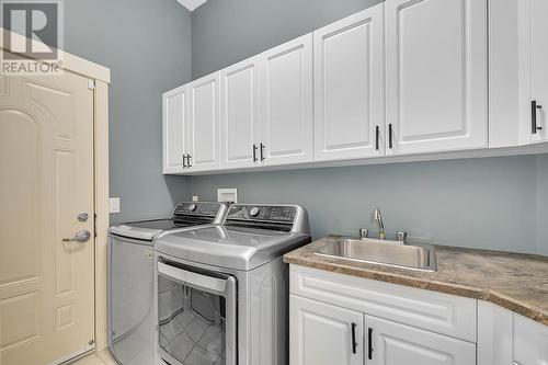 570 Gowen Place, Kelowna, BC - Indoor Photo Showing Laundry Room