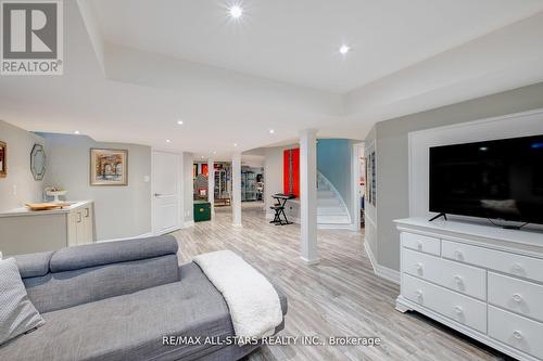 33 Romanelli Crescent, Bradford West Gwillimbury, ON - Indoor Photo Showing Living Room